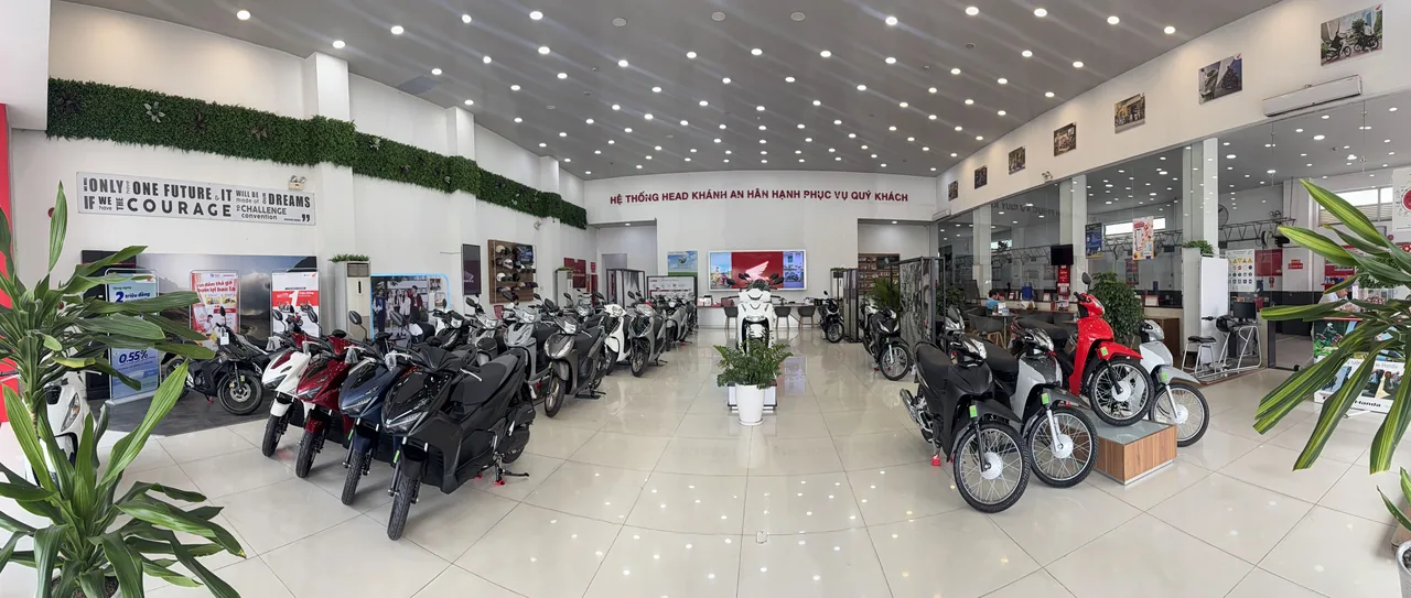 Khu vực trưng bày phụ kiện tại showroom Khánh An